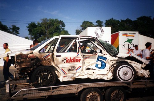 race aftermath support 21 crash 5 renault lemans 1990