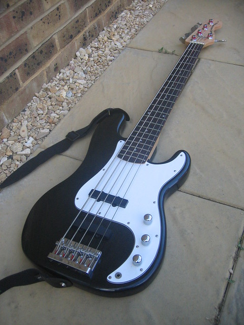 Photo：2000 Squier Precision Special 5-string bass guitar By tawalker