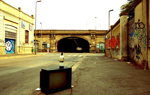 graffiti milano tunnel explore gettyimages sito televisione televisore bottiglia bibita stazionecentrale sottopassaggio nigelma viazuretti metrocult