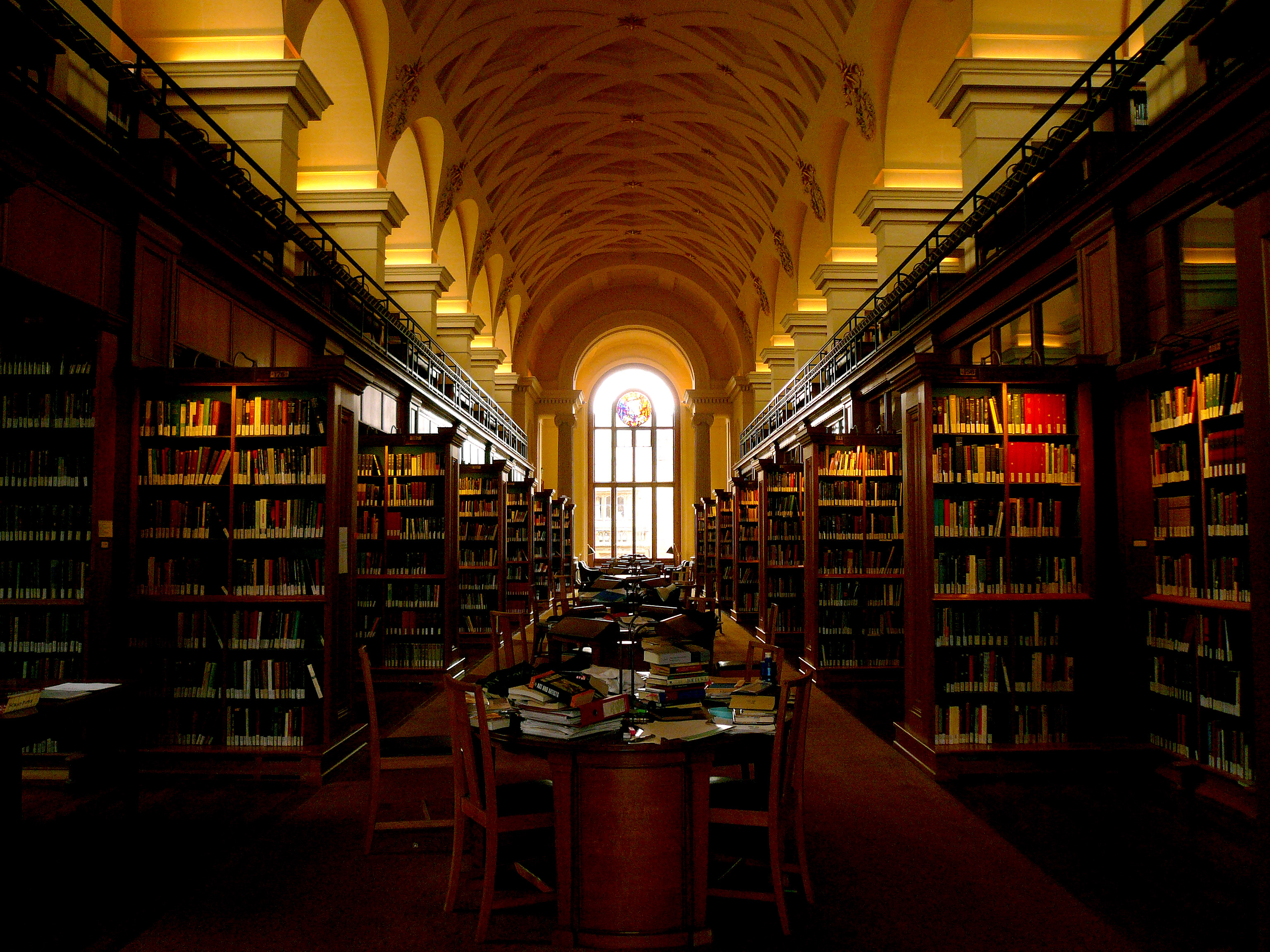 Library messages. Библиотека Кембриджского университета. Кембриджская Университетская библиотека. Кембридж университет библиотека. Кембриджский университет внутри библиотека.