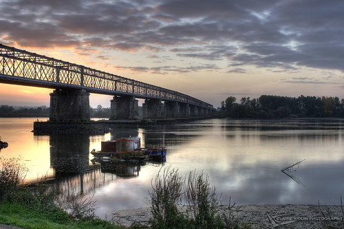 bridge water river boats dawn pont loire fleuve aube mauves