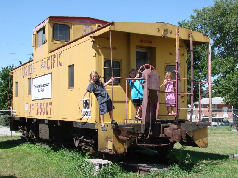 niños jugando en tren