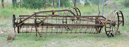 old museum washington farming rusty machinery rake newport sidedeliveryrake nikond90 pendoreillecountyhistoricalmuseum nikkor18to200mmvrlens