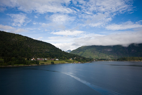 sky mountains reflection water norway clouds norge wideangle bluesky fjord canon5d scandinavia canonef1740mmf4lusm balestrand sognefjord sognogfjordane canoneos5d balholm