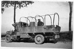 American Camillon Truck carrying drinking water 2éme bataille de la Marne - Camion américain Pierce Arrow - (photo VestPocket Kodak Marius Vasse 1891-1987)
