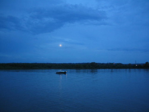 illinoisriver rivers riverfrontpark peoria il illinois parks peorialake lakes themoon bluehour boats thebluehour