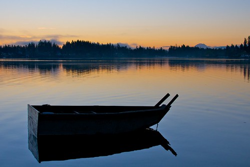 silhouette sunrise dawn boat washington still calm mountrainier wa rowboat pugetsound chico mtrainier dyesinlet afsdxnikkor35mmf18g