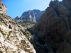 Trace cairnée de Tana di l'Orsu : dans la descente de la falaise, vue du cirque terminal et du Tafonatu