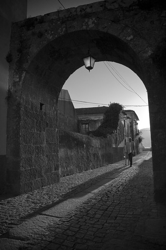 street light shadow people bw portugal lamp contraluz arquitectura pessoas europe arch caminha ruapb