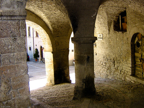 italy geotagged italia arch village 2006 medieval porch arco borgo medievale marche portico paese visso geo:lat=429310622231 geo:lon=130893682268593