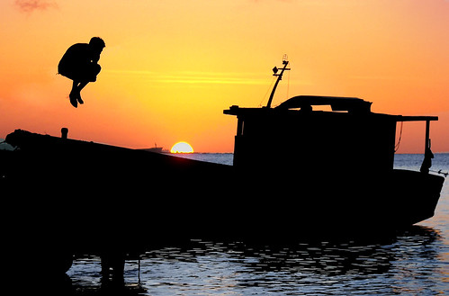 sunset sea sun sol set boat mar jump barco pulo soe mywinners anawesomeshot diamondclassphotographer