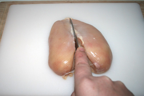 17 - Hähnchenbrust zerteilen / Cut Chicken breast in halfs