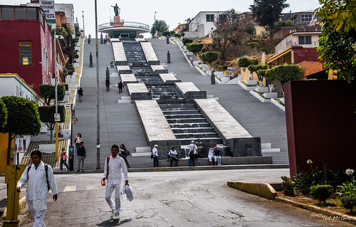 street people fountain students stairs mexico steps streetscene backpack cropped crosswalk waterfountain vignetting curb bollards tlaxcala 2016 whitecoats pueblomágico tedmcgrath pueblosmagicos tedsphotos peopleandpaths magictownsofmexico tedsphotosmexico tlaxcalatlaxcala
