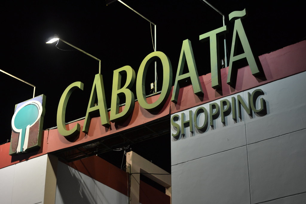 Fachada do Caboatã Shopping no Imbui