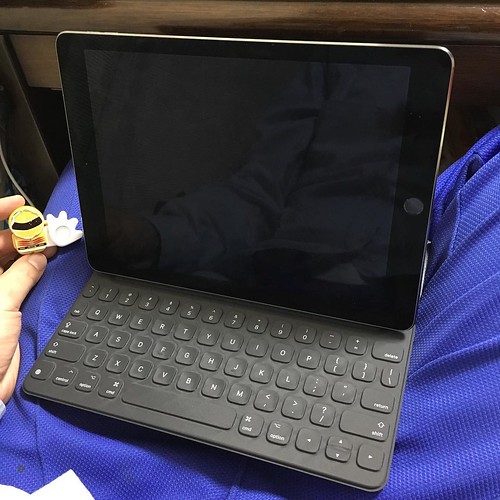iPad Pro 9.7inch+Smart Keyboard、膝上でも案外安定します