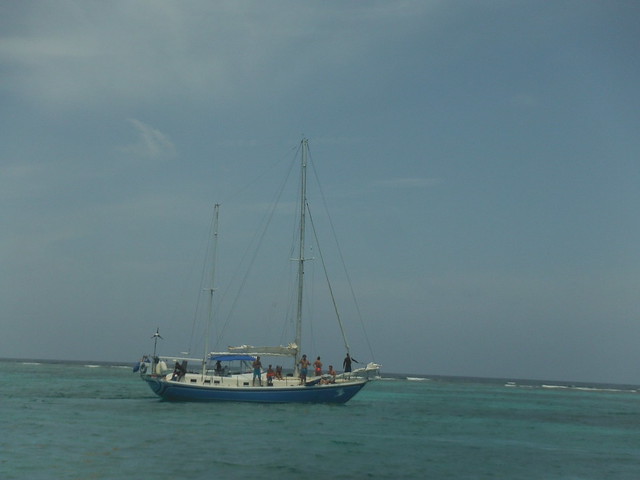 Barco de Raggamuffin en el que hicimos la excursión al arrecife.