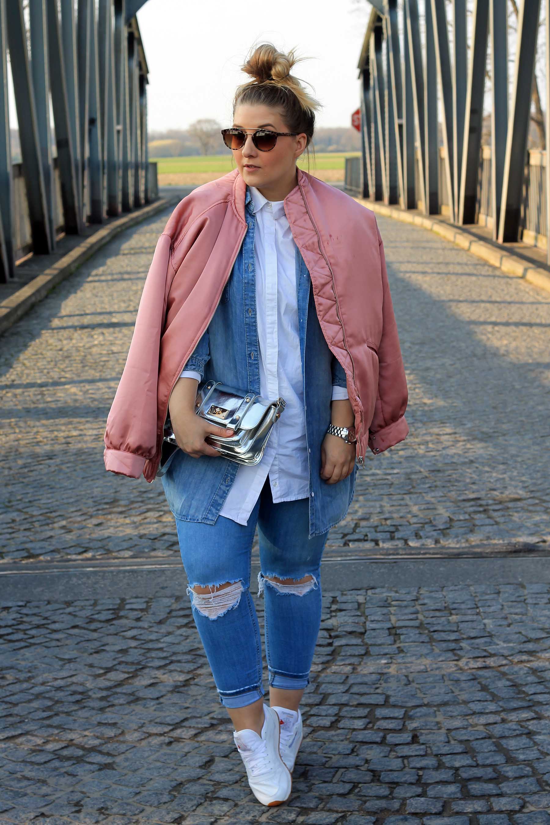 1-modeblog-fashionblog-bomberjacke-pink-jeans-sneaker