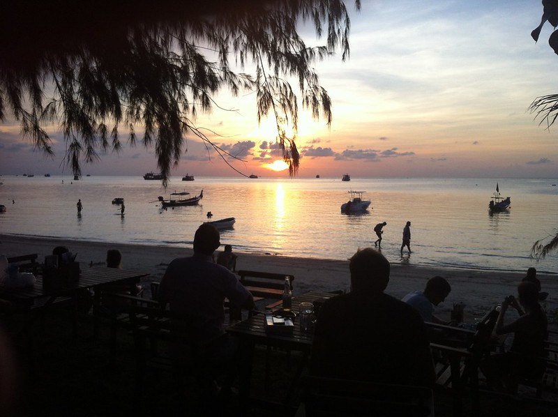 Der Sonnenuntergang lässt sich am besten von der Strandbar aus mit einem kühlen Kokosnuss-Shake genießen.