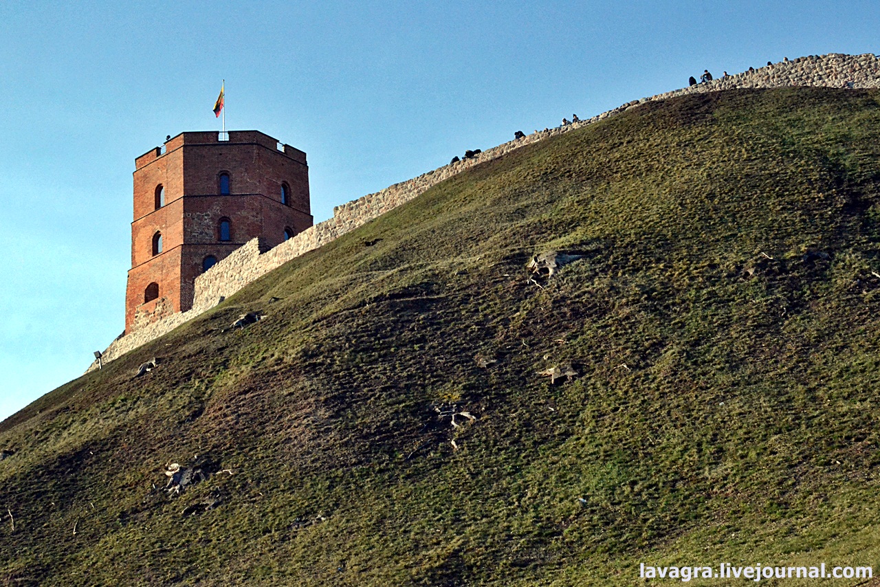 Как разрушается символ государственности Литвы - замковая гора с башней Гедиминаса