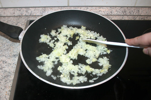 45 - Zwiebel & Knoblauch andünsten / Braise onion & garlic lightly