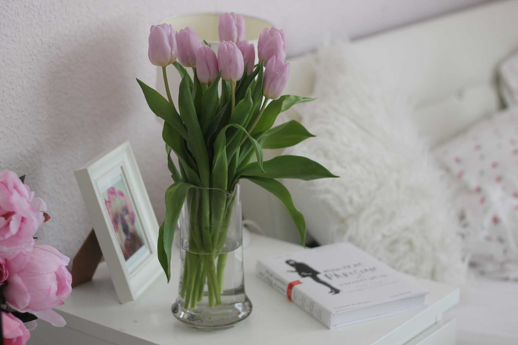 blumen-tulpen-interior-wohnung-einrichten-rosa-weiß-fashionblog
