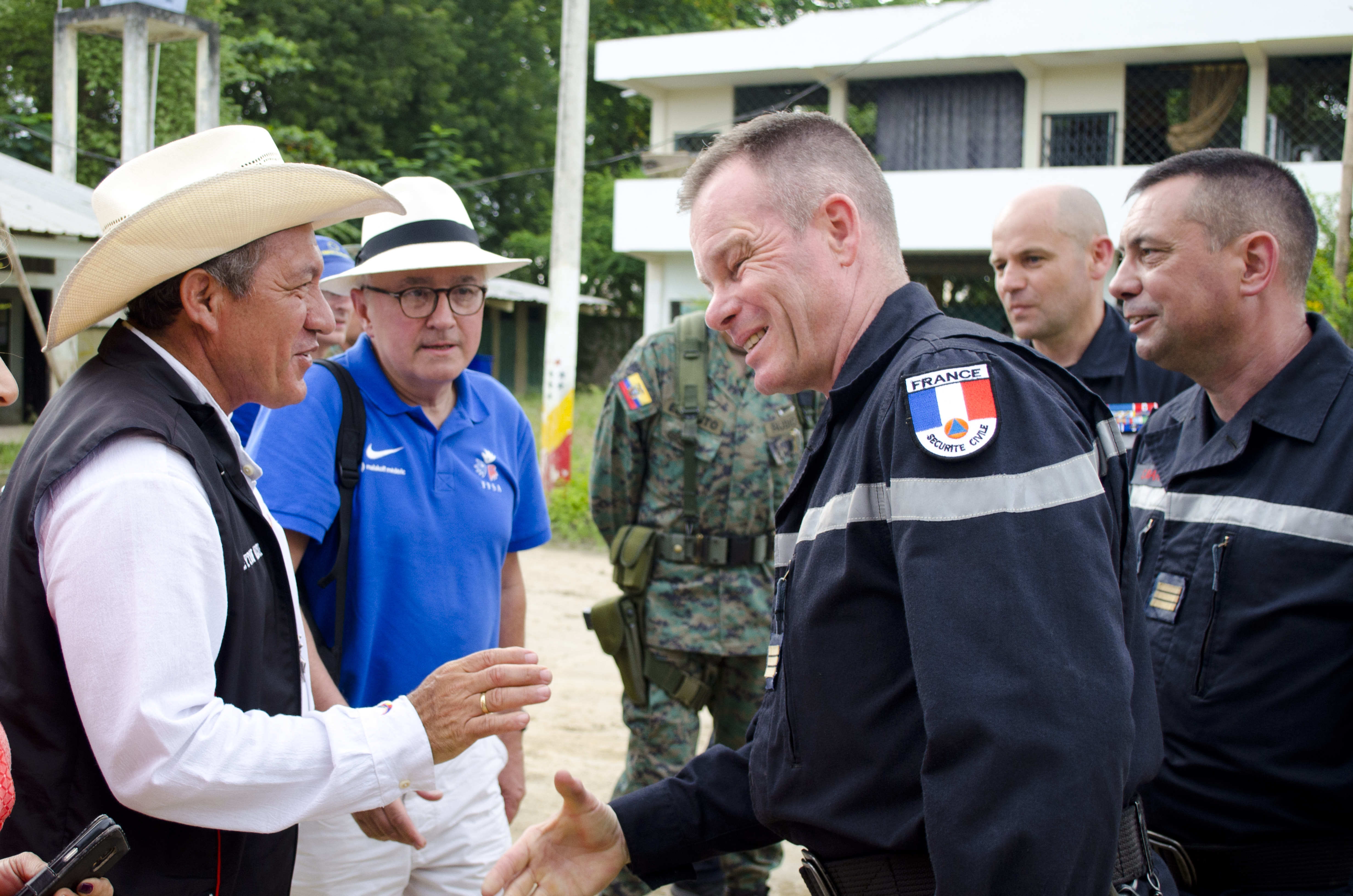 Alcalde Deyton Alcívar saluda a militares franceses