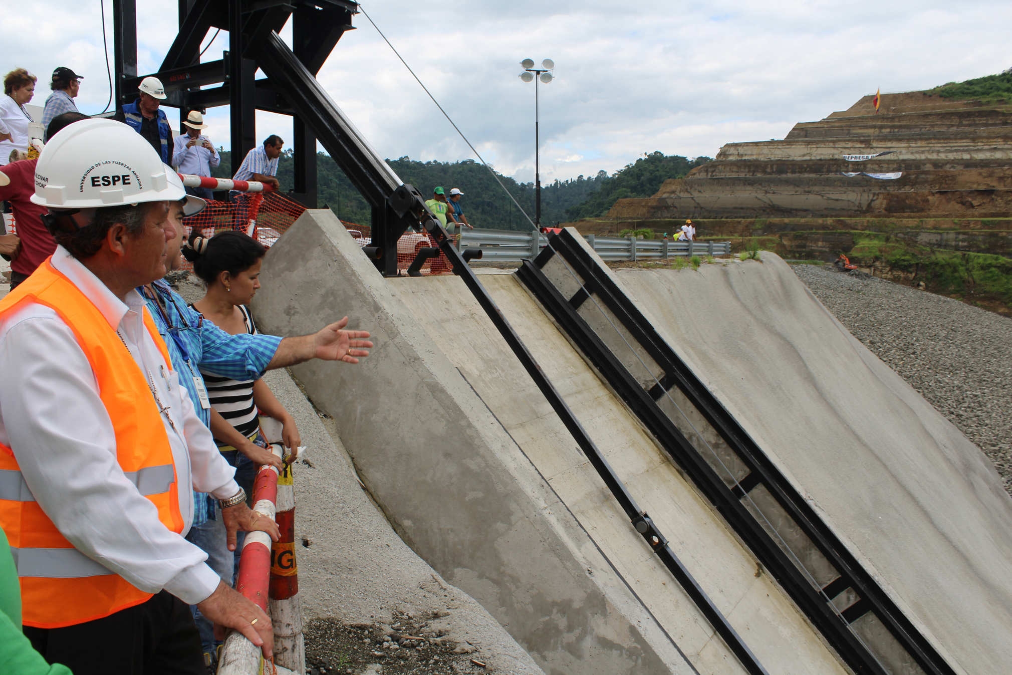 Alcalde y tcnicos realizan inspeccin de niveles de agua en represa Ro Grande