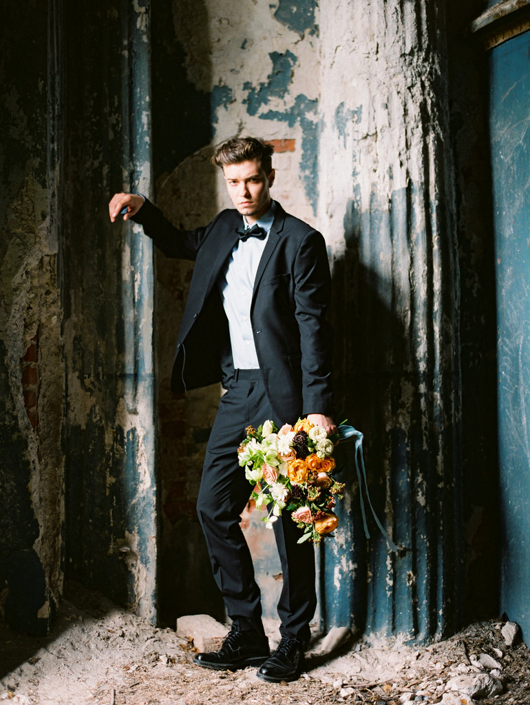 Navy blue groom suit and shades of fall bouquet | fabmood.com