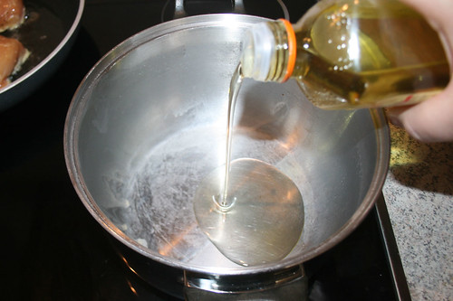 28 - Olivenöl in Nudeltopf erhitzen / Heat up olive oil in noodle pot