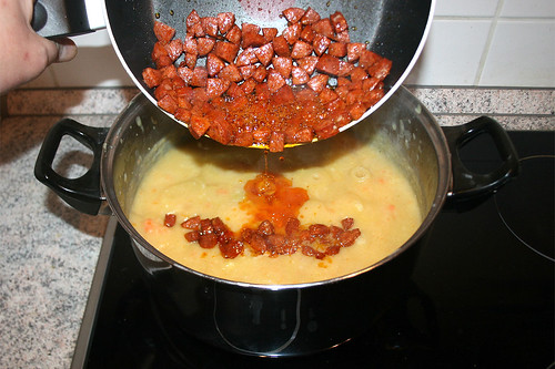 36 - Angebratene Chorizo in Topf geben / Add fried chorizo to soup