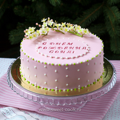 Торт с сахарными цветами и надписью