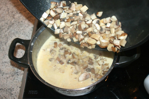 47 - Pilze in Sauce geben / Put mushrooms in sauce