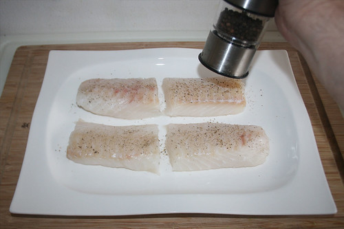 16 - Kabeljau mit Pfeffer& Salz würzen / Season codfish with pepper & salt