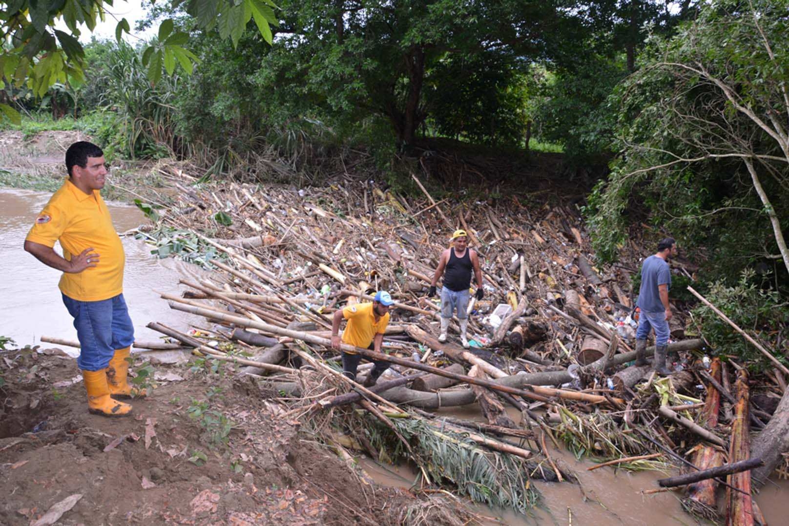 Personal municipal trabaja en la evacuacin de una palizada en sector El Mate, del rio Garrapata