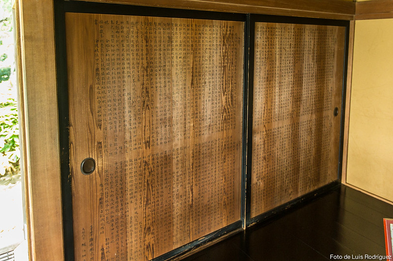8000 caracteres japoneses en las puertas de madera