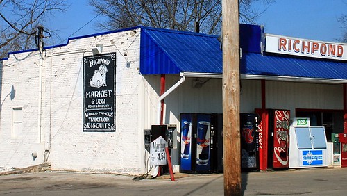 sign advertising pig market kentucky deli biscuits bowlinggreen worldfamous warrencounty richpond