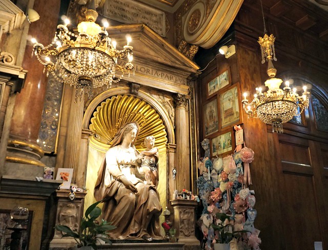 Nykyään Sant'Agostinossa kiitetään ruusukkein Madonnaa lapsesta