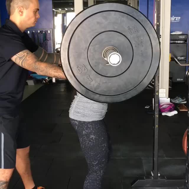 80kg #squats today for 3 sets of 5 - happy to stay at my current working weight after 2 weeks away from the bar. Next up 82kg! Thanks to Jamal for the spot & the training! Thanks for the video Chrissy! #girlswhopowerlift #liftlikeagirl