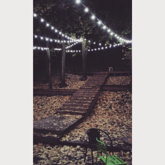 The hostel I'm staying has a pretty #awesome yard! #tunnelma #lights #hostel #vilnius #vilna #autumn #syksy #heiratemich #picoftheday #autumn #leaves #leaf #reisebild #piha #tunnelmavalot