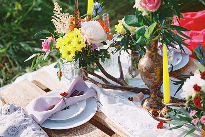 Vibrant wedding tablescape ideas for Bohemian wedding inspiration shoot in the countryside with a dose of vibrancy | photo by Igor Kovchegin | Fab Mood - UK wedding blog #bohemian