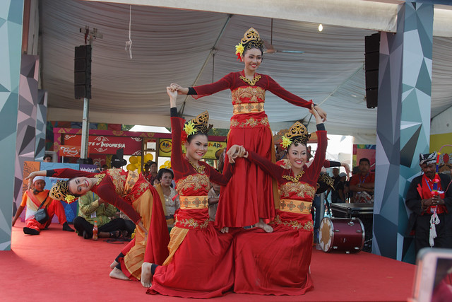 penari tradisional Indonesia