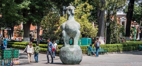 park trees people sculpture art mexico sitting shadows streetscene seats backpack cropped publicart seating parkbench vignetting seated tlaxcala 2016 pueblomágico inapark tedmcgrath pueblosmagicos tedsphotos peopleandpaths magictownsofmexico tedsphotosmexico tlaxcalatlaxcala