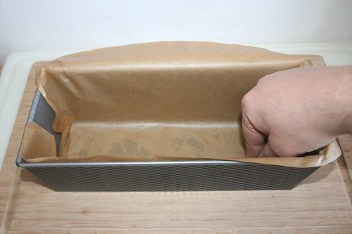 33 - Kastenform mit Backpapier auslegen / Cover loaf pan with baking paper