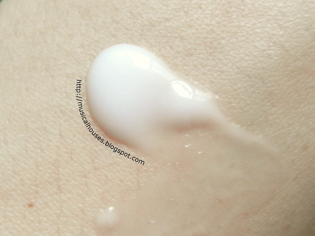 The Body Shop Drops of Youth Bouncy Sleeping Mask Swatch