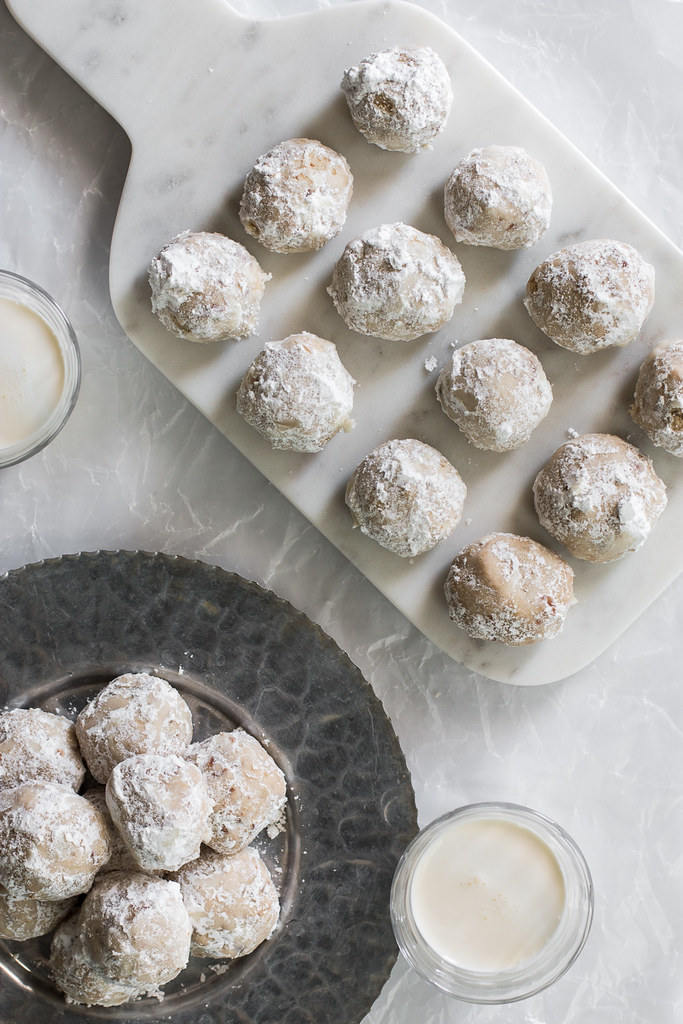 Is the cold weather giving you the winter blues? Warm up with a mug of hot cocoa and a plate of these delicious Sand Tart Snowball Cookies
