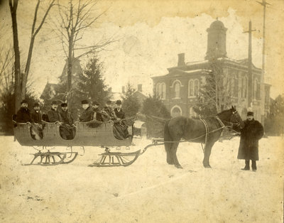 Horse-drawn sleigh in winter (1900-1905)