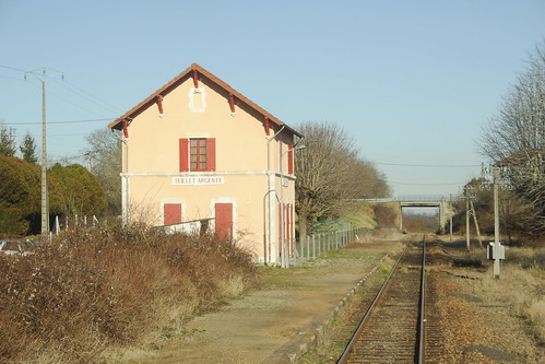 france building station platform trains disused railways sncf lostlines lignedebourgesàmiécaze teilletargenty
