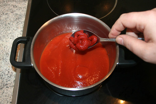 08 - Passierte Tomaten & Tomatenmark in Topf geben / Put passed tomatoes & tomato puree in pot