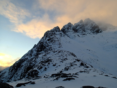 sunrise scotland scenery isleofskye climbing highland mountaineering mixedclimbing cuillin pinnacleridge sgùrrnangillean