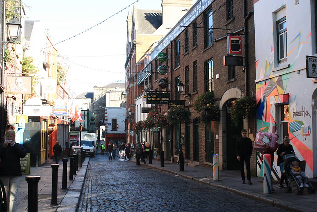 One of the many things to do in Dublin with kids: a stroll through Temple bar, Dublin city centre